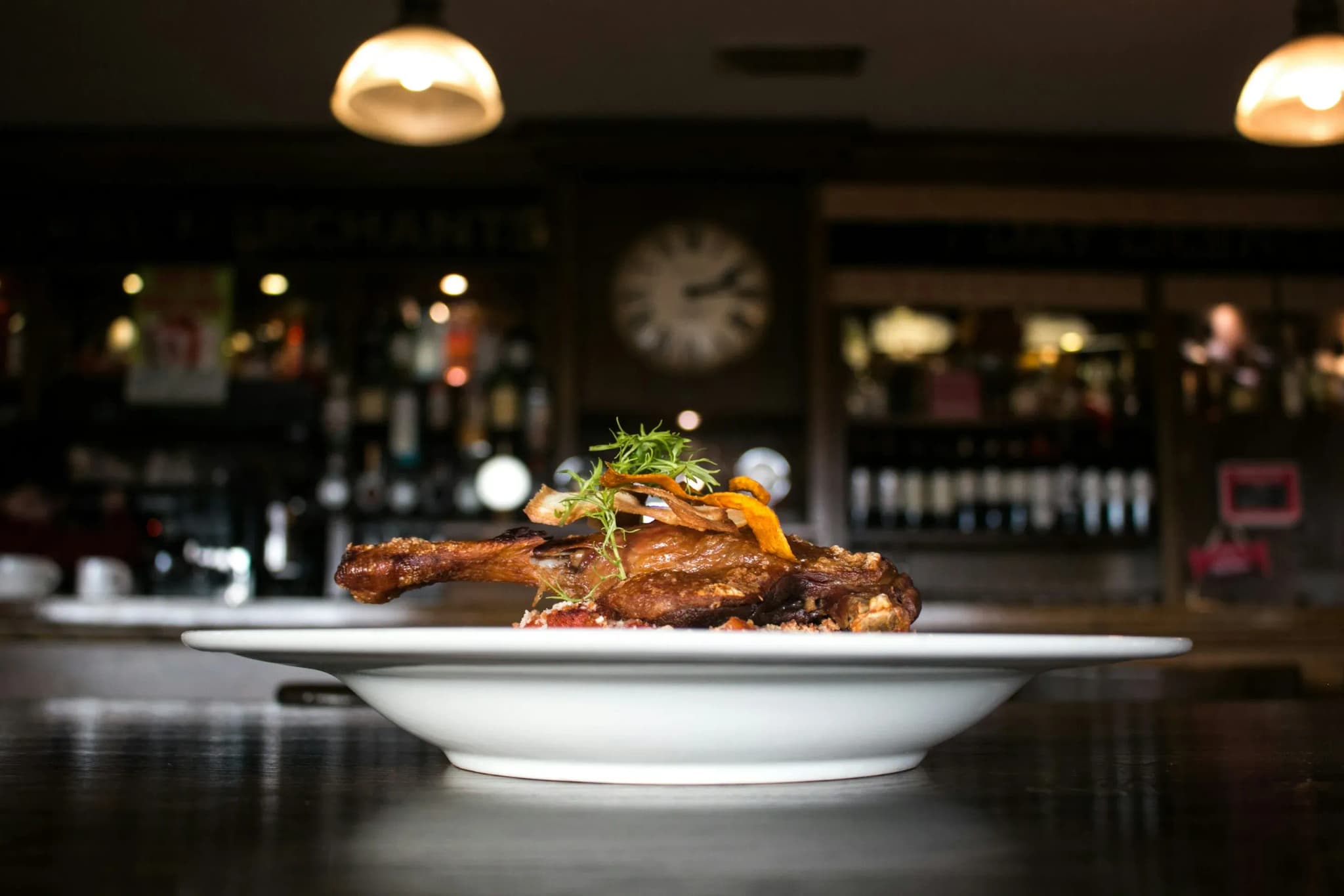 Le poulet rôti et son jus, plat signature du Bouillon Lafayette